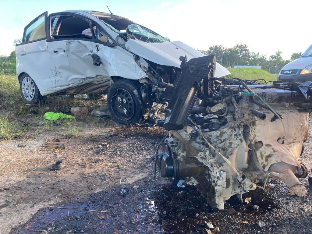 Colisão contra coluna de viaduto em Ilhota deixa mulher e criança feridos 