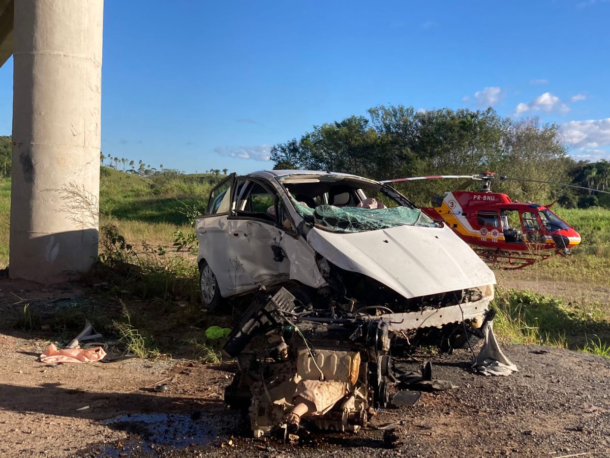 Colisão contra coluna de viaduto em Ilhota deixa mulher e criança feridos 