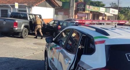 Roubo de veículo em Blumenau resulta em perseguição e prisão de criminosos em Indaial e Timbó