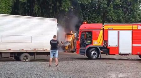 Retroescavadeira pega fogo dentro de pátio em Timbó