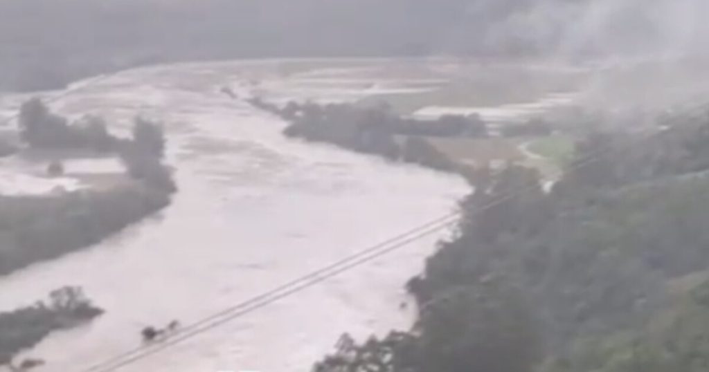 Risco de rompimento de barragem e enchentes no RS exigem evacuações e ação emergencial