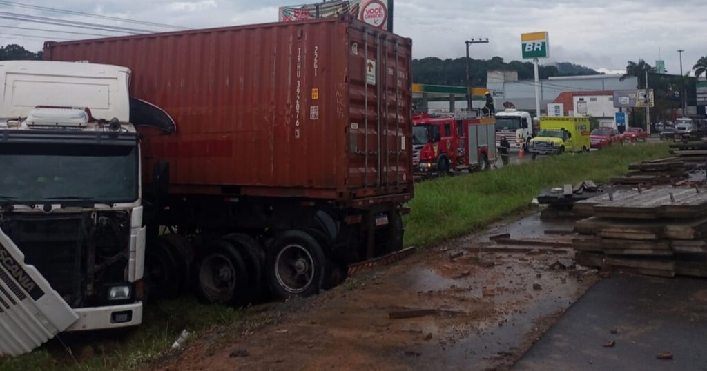 Caminhão rompe tanque de diesel após colisão na BR-470 em Indaial