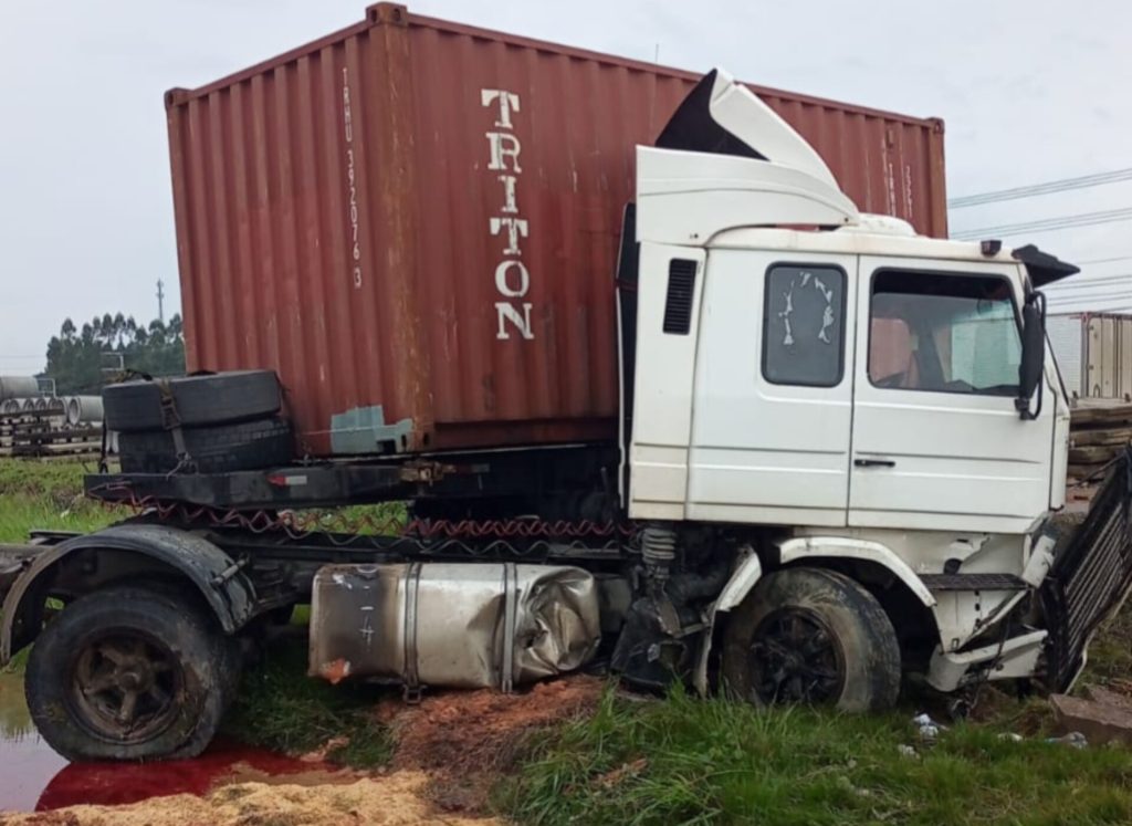 Caminhão rompe tanque de diesel após colisão na BR-470 em Indaial