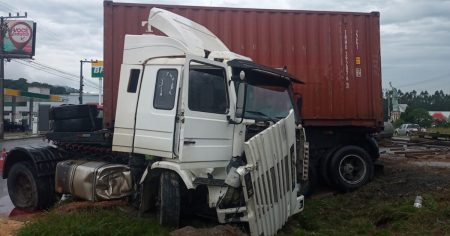 Caminhão rompe tanque de diesel após colisão na BR-470 em Indaial