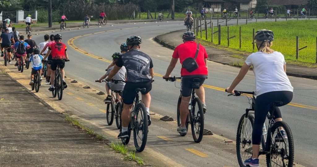 Maio amarelo: Passeio ciclístico reúne mais de 100 pessoas em Timbó