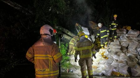 Após colidir contra barranco em Lontras, caminhão pega fogo e condutor sofre queimaduras 