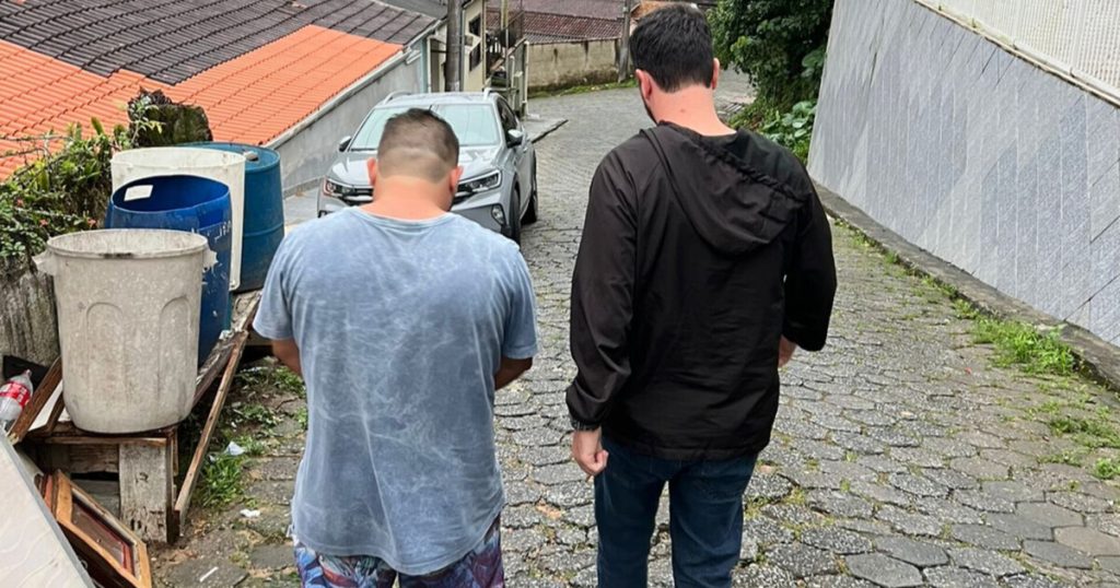 Homem de 30 anos é preso em Blumenau por roubo à mão armada em Timbó