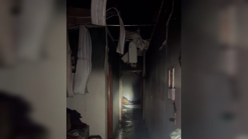 Bombeiros são mobilizados após residência de Ilhota pegar fogo durante a noite