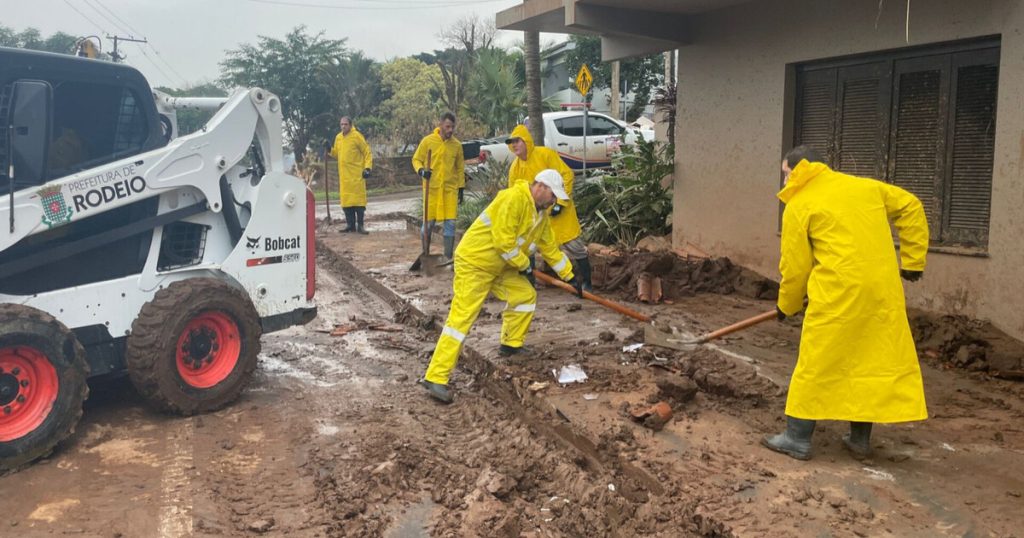 Equipes das Prefeituras de Rodeio e Pomerode ajudam em operação no RS