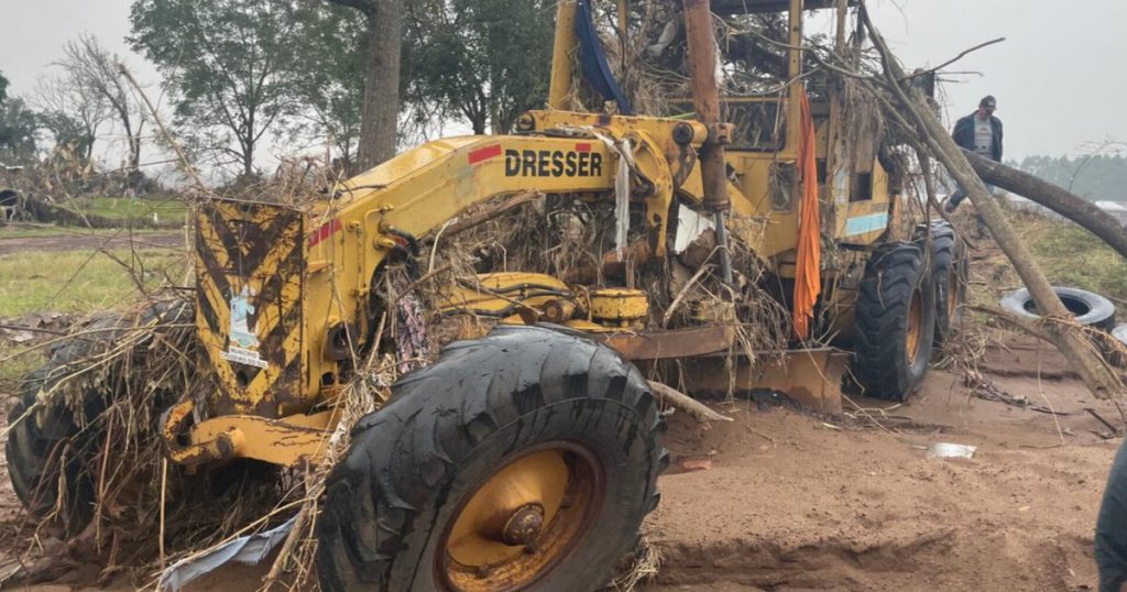 Equipes das Prefeituras de Rodeio e Pomerode ajudam em operação no RS