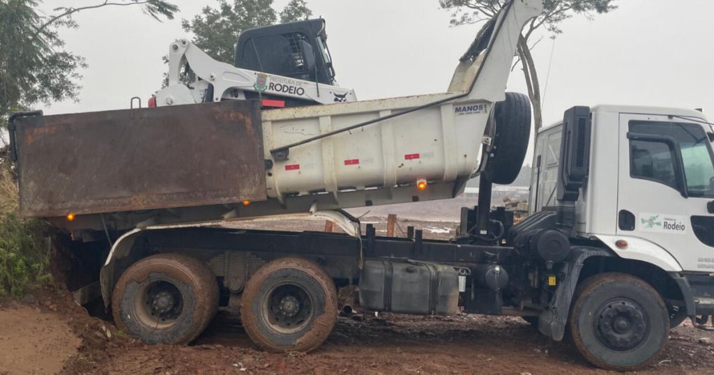 Equipes das Prefeituras de Rodeio e Pomerode ajudam em operação no RS