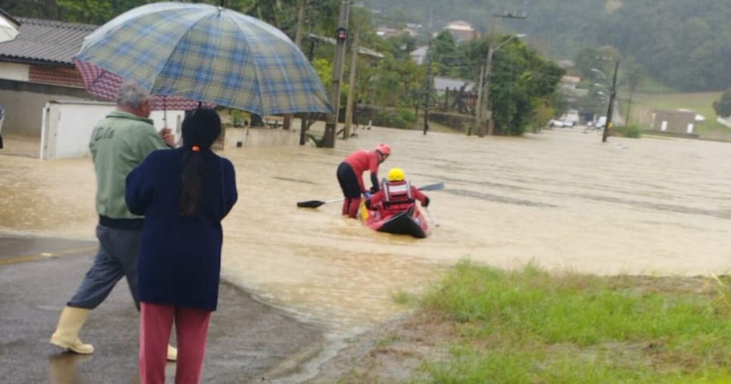 Família com 5 crianças fica ilhada e é resgatada pelos bombeiros em Rio do Sul