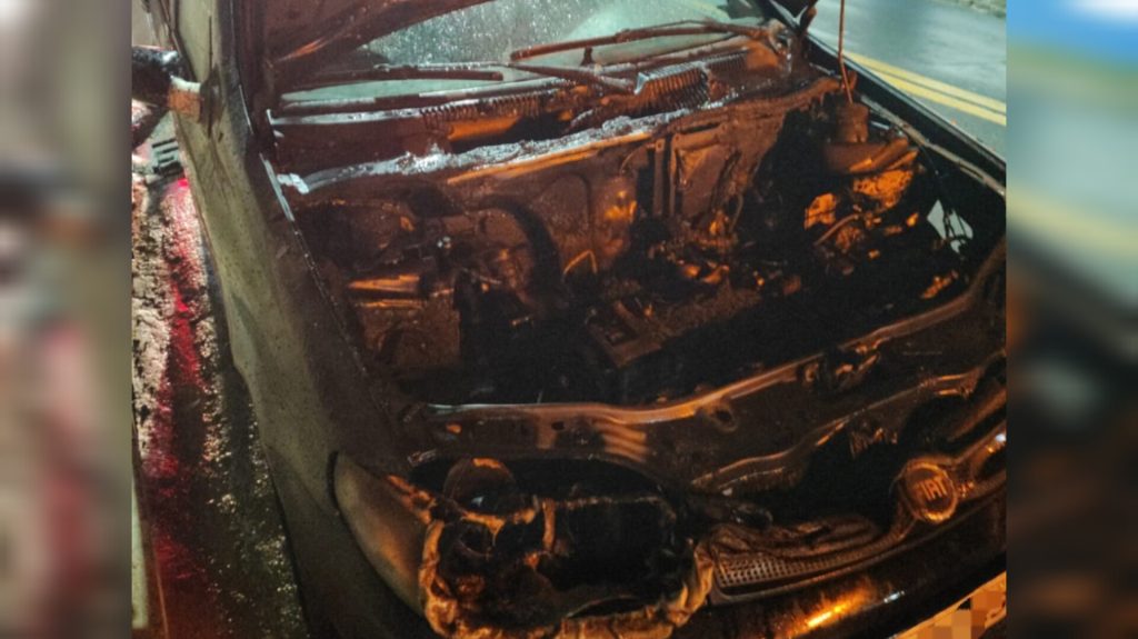 Incêndio no compartimento do motor de veículo em Gaspar é apagado por populares