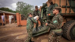 Exército assume distribuição de doações em cidade do RS após denúncia de desvio de recursos