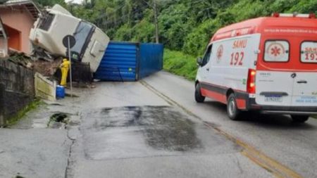 Caminhão tomba em rua de Brusque, derruba 2 muros e causa interdição total da via