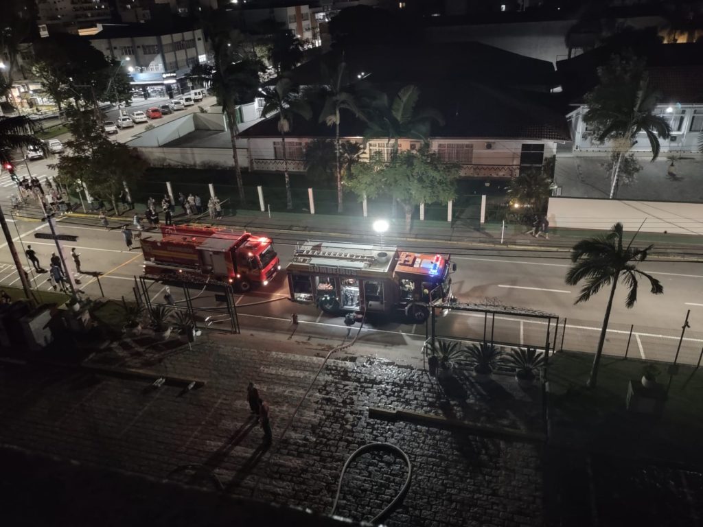 Torre da Catedral São João Batista, em Rio do Sul, pega fogo e assusta fiéis