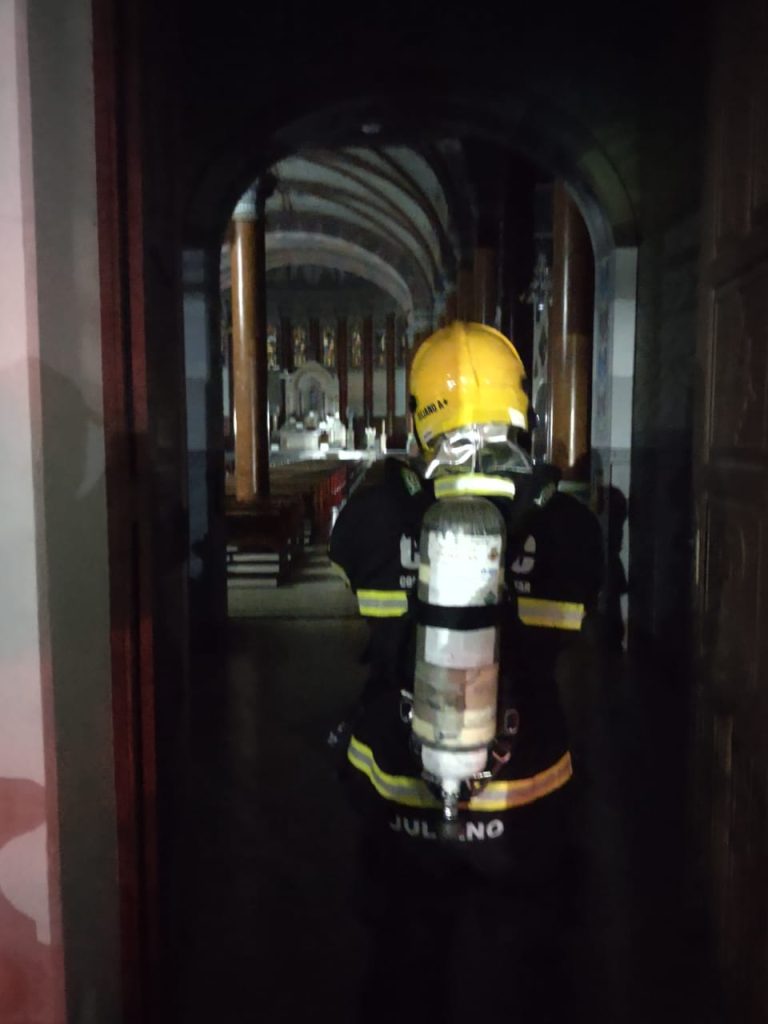 Torre da Catedral São João Batista, em Rio do Sul, pega fogo e assusta fiéis