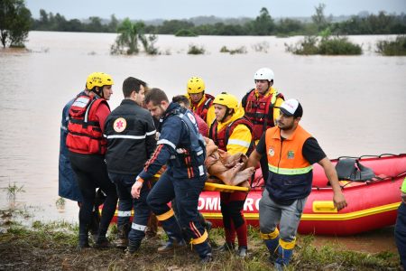Bombeiros catarinenses resgatam 516 pessoas e 84 animais no RS