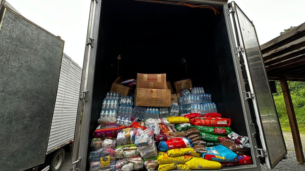 Associação de Moradores das Capitais reúne 12 toneladas de doações e envia 2 caminhões para RS