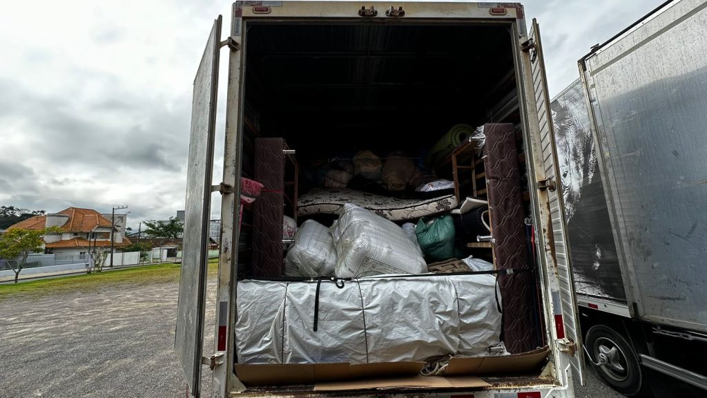 Associação de Moradores das Capitais reúne 12 toneladas de doações e envia 2 caminhões para RS