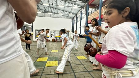 Pegar a estrada e costurar uniformes: o esforço de um casal para dar aulas gratuitas de capoeira em Timbó