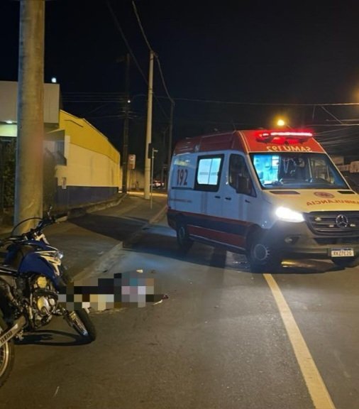 Em Blumenau, jovem morre após colidir contra poste 