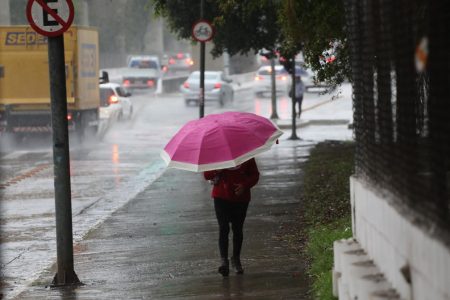 Frente fria atinge SC com risco de temporais