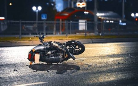 Colisão contra poste em Ituporanga deixa motociclista inconsciente e com traumatismo craniano 