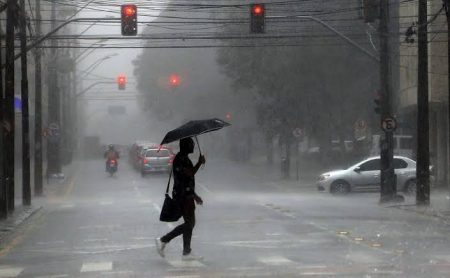 Ciclone extratropical atinge SC: chuva volumosa e temporais marcam a segunda-feira 