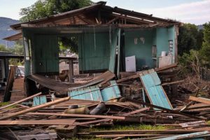 Governador do RS anuncia construção de 538 casas para vítimas das enchentes 