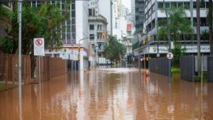 Rio Guaíba pode atingir 5,5 metros nesta terça; mais um bairro é evacuado em Porto Alegre