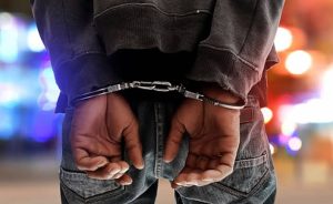 Flagrante em Rodeio: homem é detido por porte ilegal de arma de fogo e facas artesanais