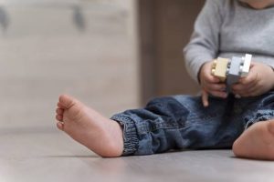 Tragédia em Itajaí: menino de 1 ano morre por engasgo em creche na véspera do aniversário 