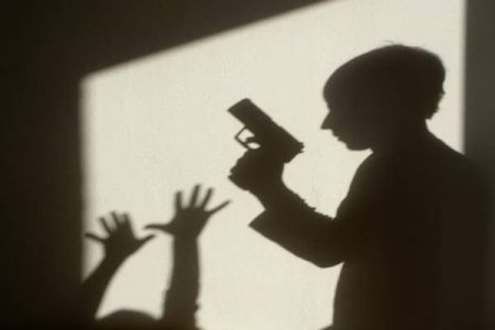 Funcionária de confecção em Rodeio consegue fugir após tentativa de roubo com arma de brinquedo 