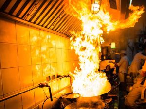 Em Apiúna, incêndio em cozinha semi-industrial deixa 1 vítima por intoxicação de fumaça 