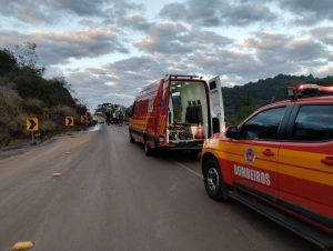 Em Curitibanos, motociclista sofre amputação de perna após colidir contra caminhão 