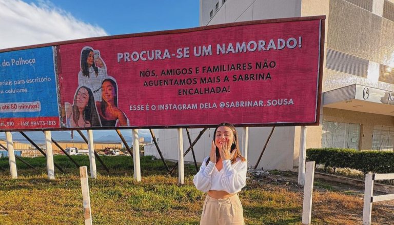 Família de Palhoça apela para outdoor para desencalhar Sabrina: 