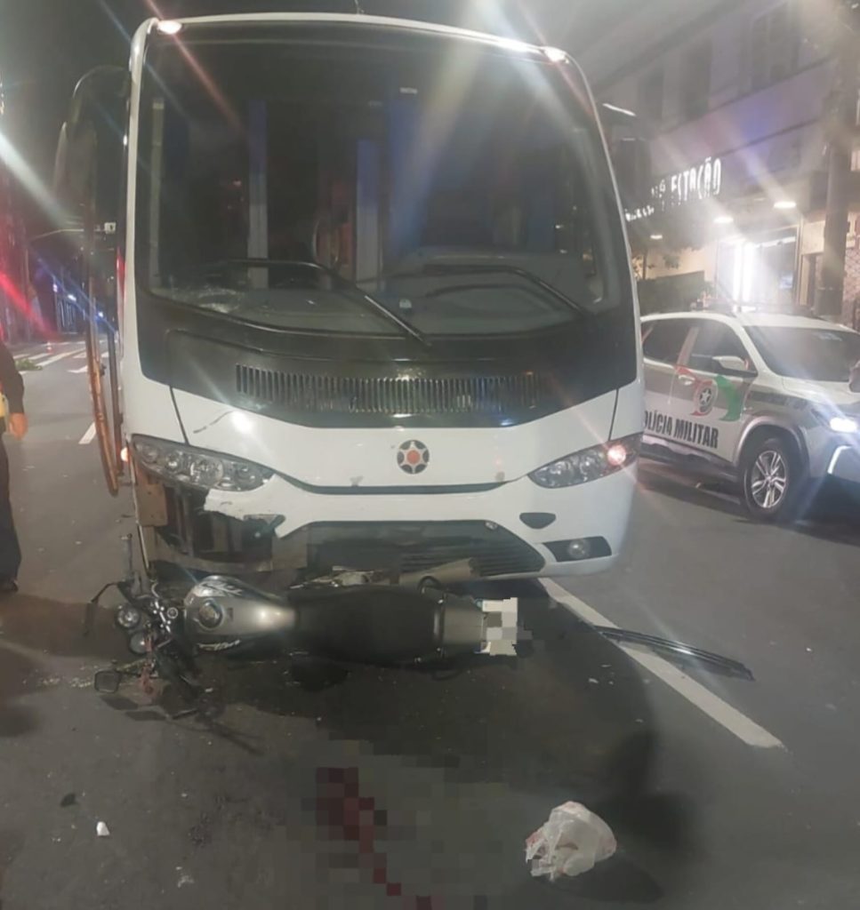 Condutor de 29 anos fica inconsciente e preso entre micro-ônibus e moto em Blumenau