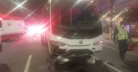 Condutor de 29 anos fica inconsciente e preso entre micro-ônibus e moto em Blumenau