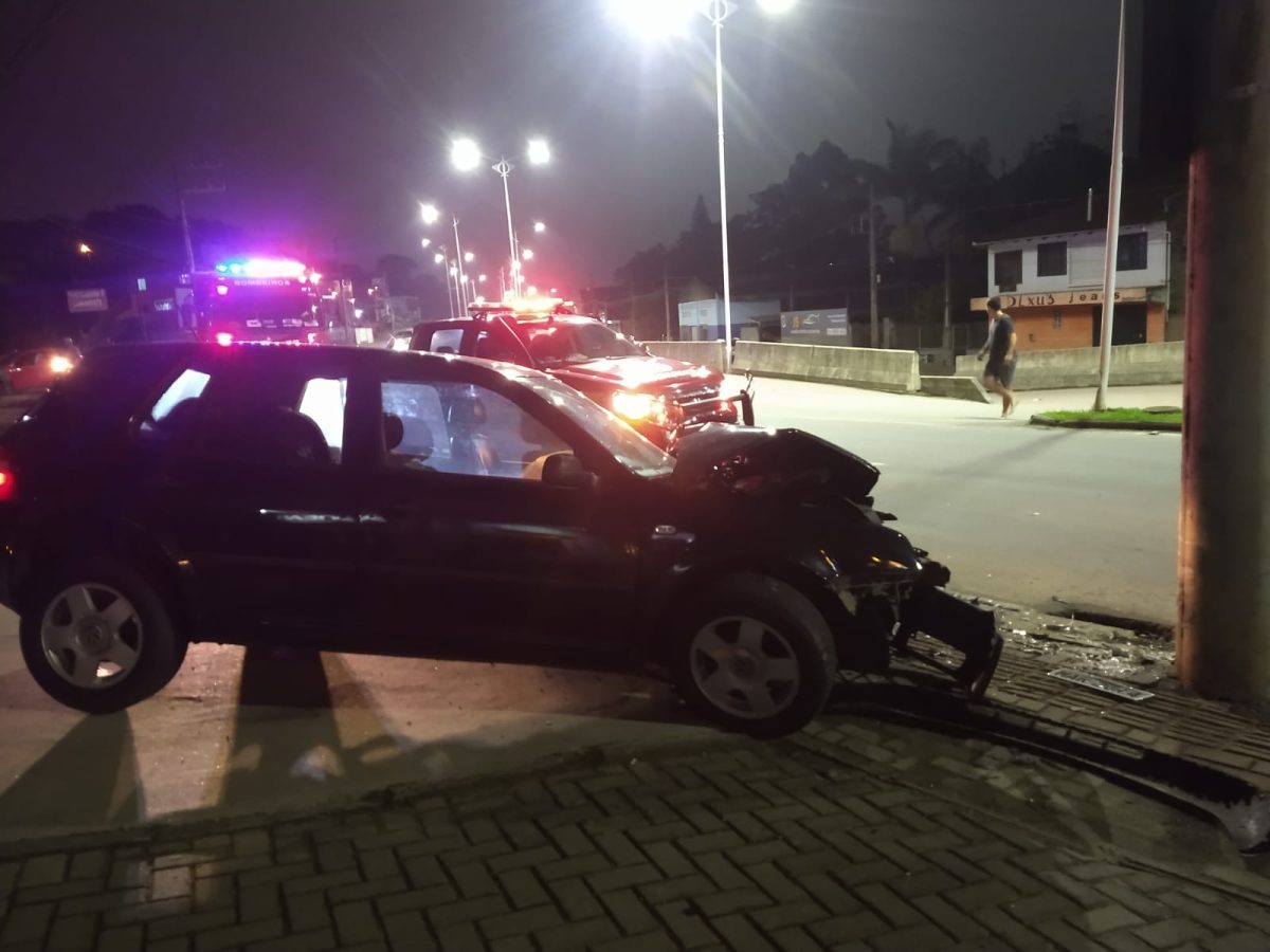 Em Rio do Sul, jovem de 18 anos tem suspeita de fratura após colisão contra poste 
