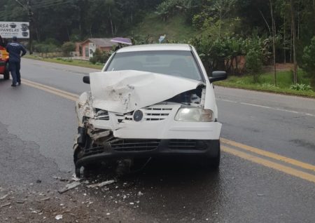 Colisão envolvendo caminhão e carro deixa condutor ferido em Taió 