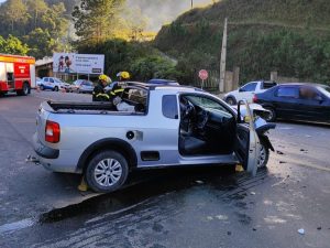 Em Gaspar, colisão entre 2 veículos deixa condutor com suspeita de fratura e lesões no tórax 