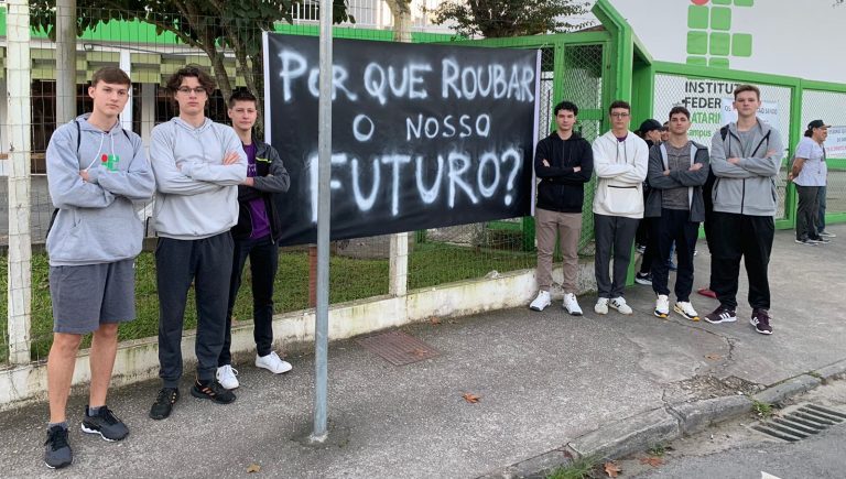 Pais de alunos protestam e pedem o fim da greve no IFC Blumenau