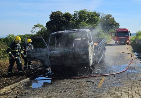 Em Ituporanga, incêndio em caminhão mobiliza bombeiros militares durante a manhã de segunda 