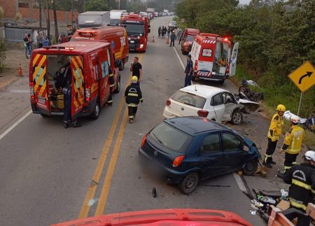 Colisão violenta entre 3 veículos em Ilhota deixa 2 mortos e 2 feridos nesta manhã 