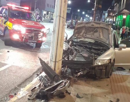Em Rio do Sul, colisão contra carro e poste deixa jovem de 21 anos ferido 