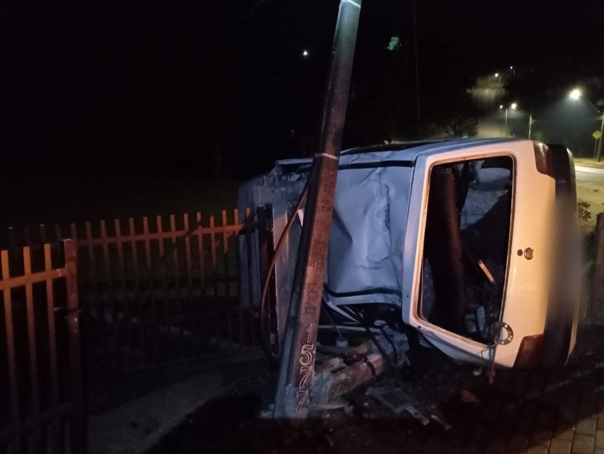 Motorista alcoolizado colide contra poste em Timbó após perder controle em curva