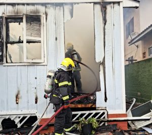 Em Brusque, dono de residência pula a janela para escapar de incêndio