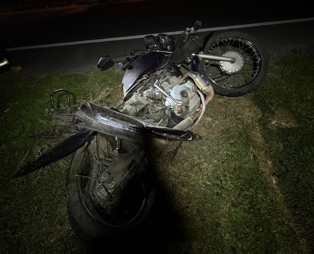 Colisão com vítima em Gaspar termina com carro capotado e moto destruída 