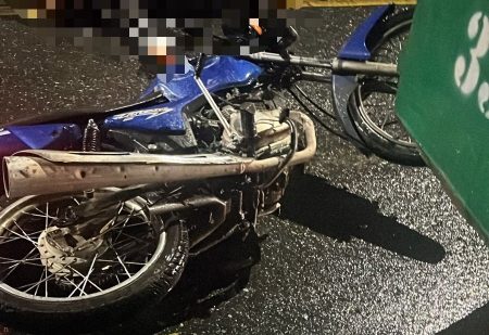 Em Timbó, motociclista sofre suspeita de fratura após colidir contra caçamba 